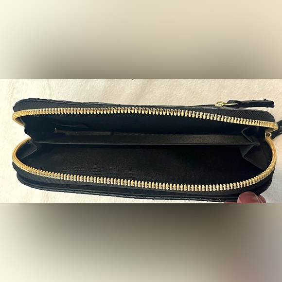 Safe Keeper Women’s Black Woven Clutch Wallet Gold Accent Zipper Like New - Picture 8 of 11